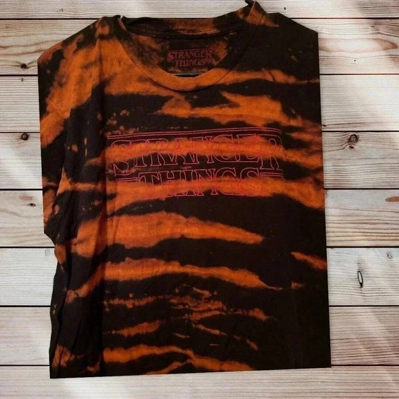 STRANGER THING SIZE LARGE GOLDEN AND BLACK T SHIRT - Picture 2 of 3